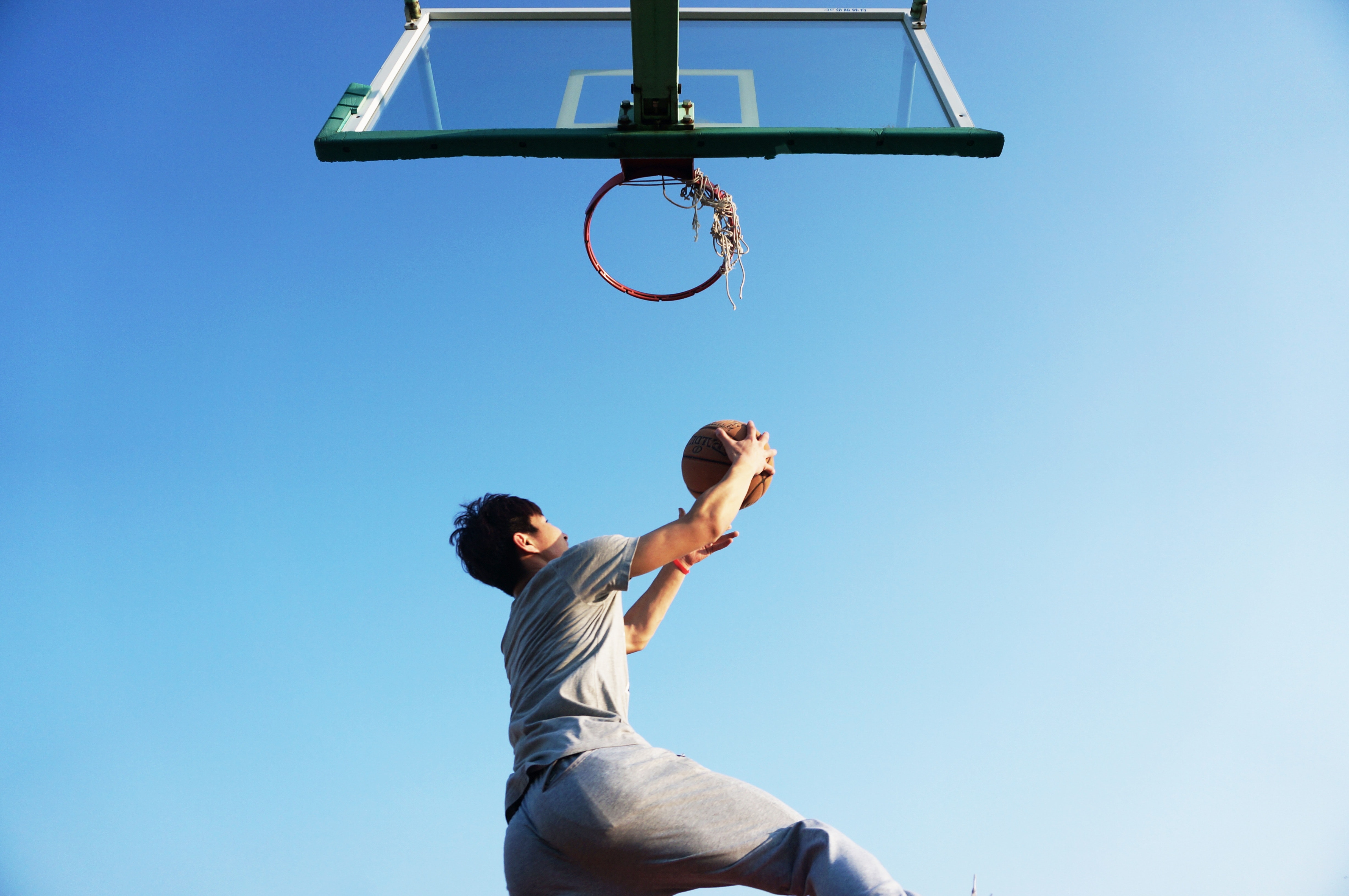 man-dunking-the-ball-163452